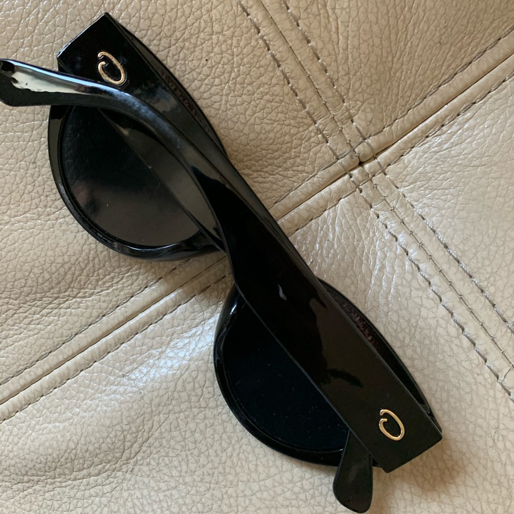 Oscar de la Renta “cat” glasses